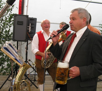 Altlandrat Schneider dirigiert auf der Kerwa in Willmersbach