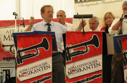 Hans Herold dirigiert die Altmannshuser Musikanten